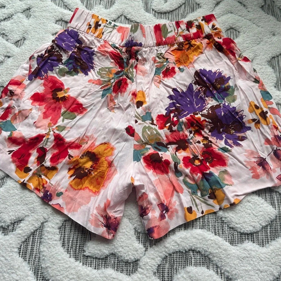 H&M White Multi Color Floral Print Shorts | Sz 10 - Picture 5 of 5